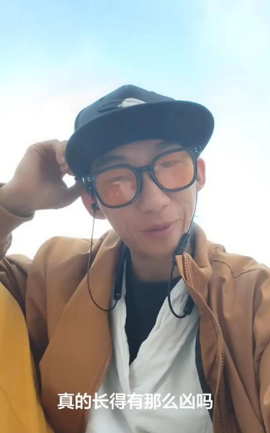 列车婴儿哭闹20分钟，男子30秒温柔止哭：这才是成年人最体面的善良拥挤的列