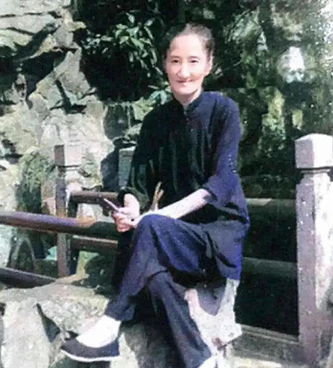 60年代，陆小曼晒太阳的留影，曾经风华绝代的美女，成了一个普通的老太太，晚景凄凉