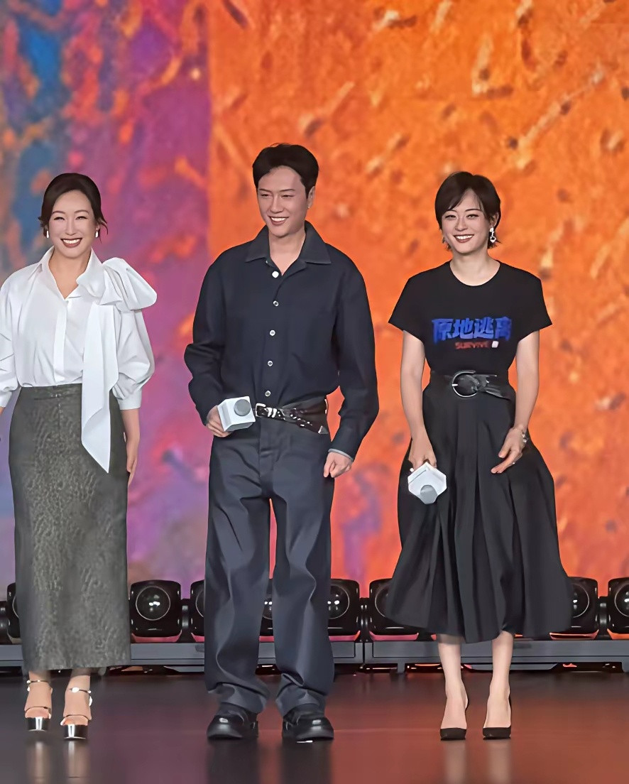 《原地逃离》宣传活动现场孙俪秦海璐身形依旧纤细，气质出众有没有发觉男一号冯绍峰这身穿搭反倒衬出了身材