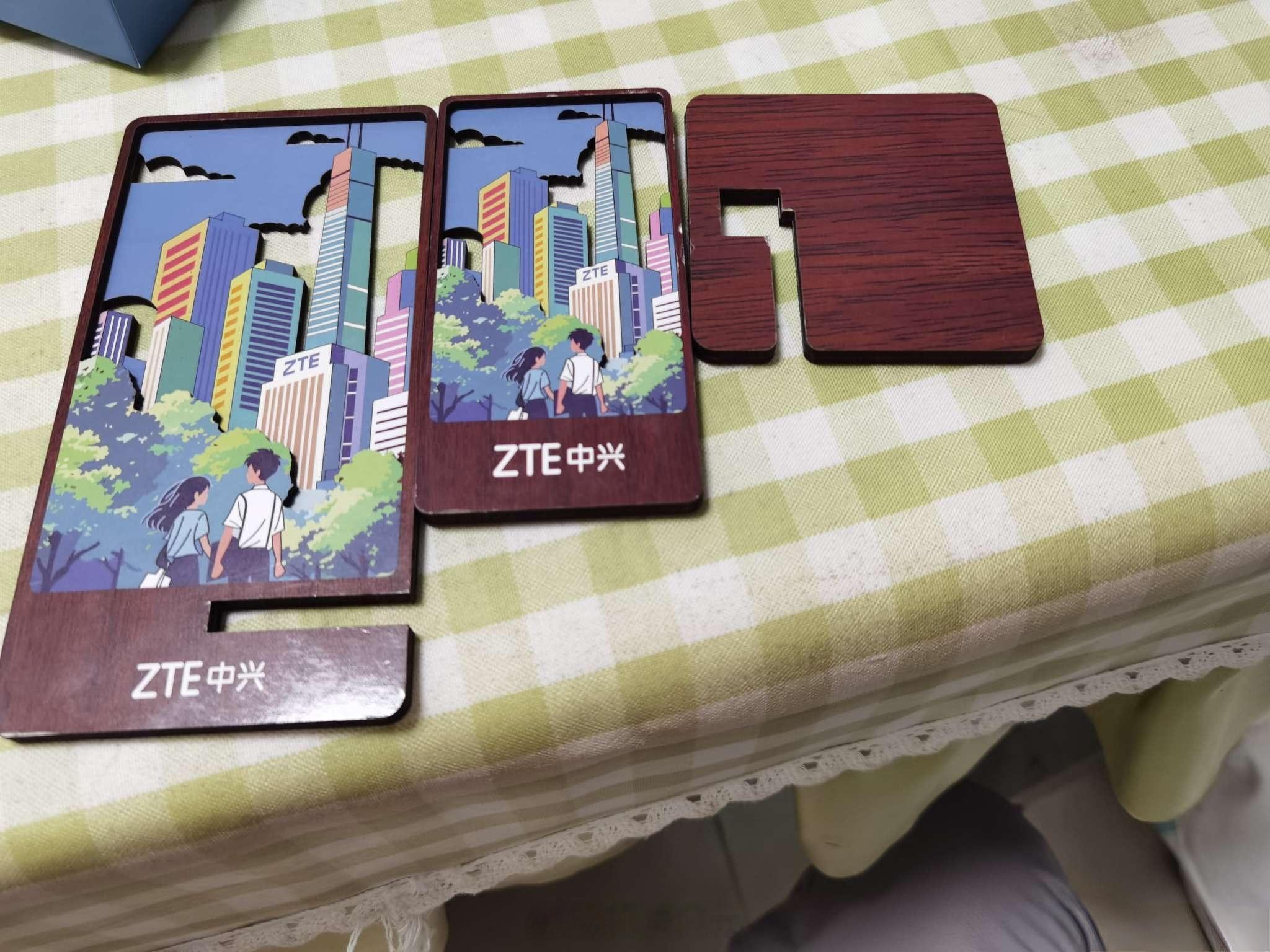 一个在中兴干了20年的老兵晒出的离职大礼包里的物件，他想求助网友，这个是干啥用的
