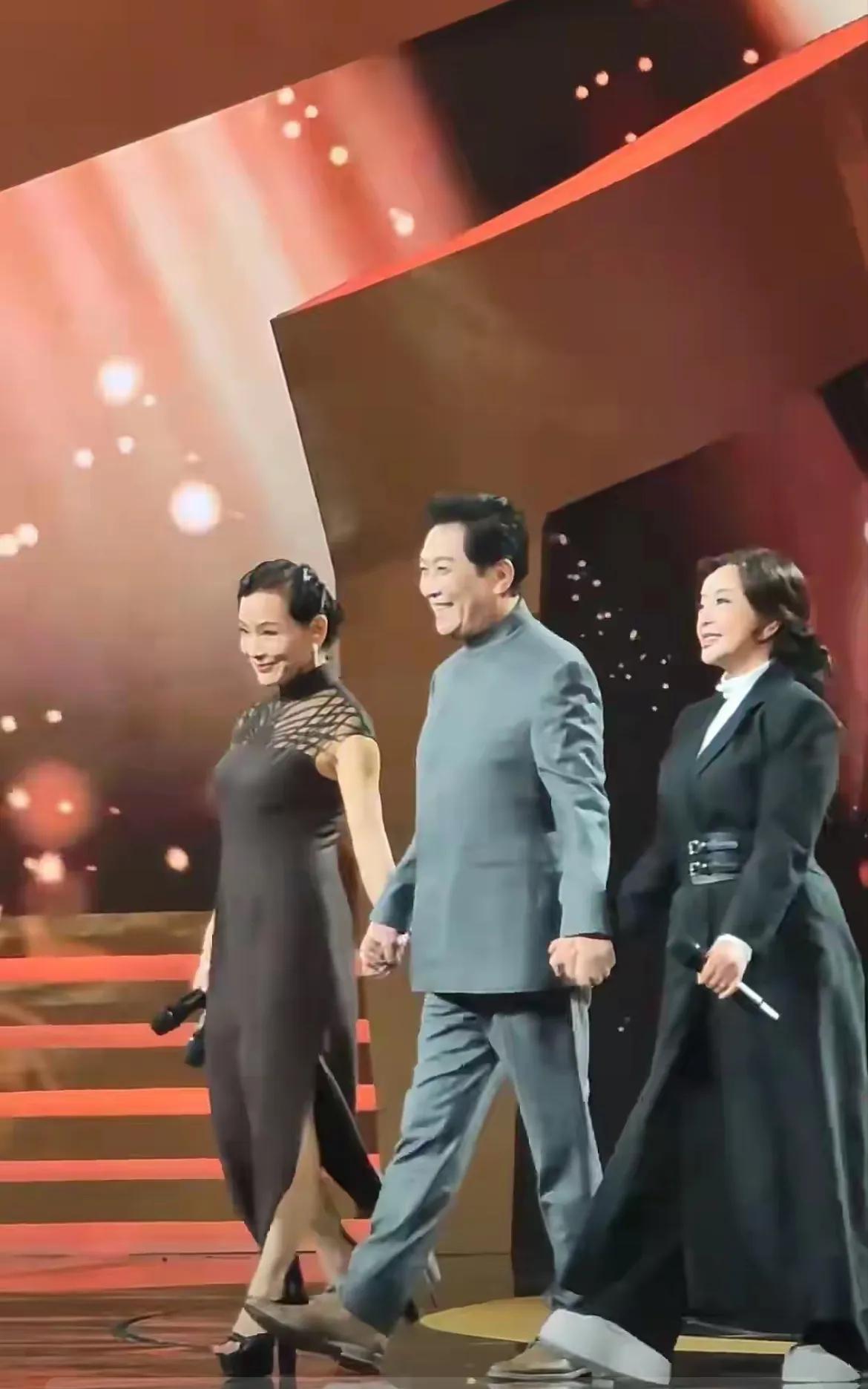 第三十八届大众电影百花奖盛典上，《小花》三大主演唐国强、刘晓庆、陈冲时隔四十余年