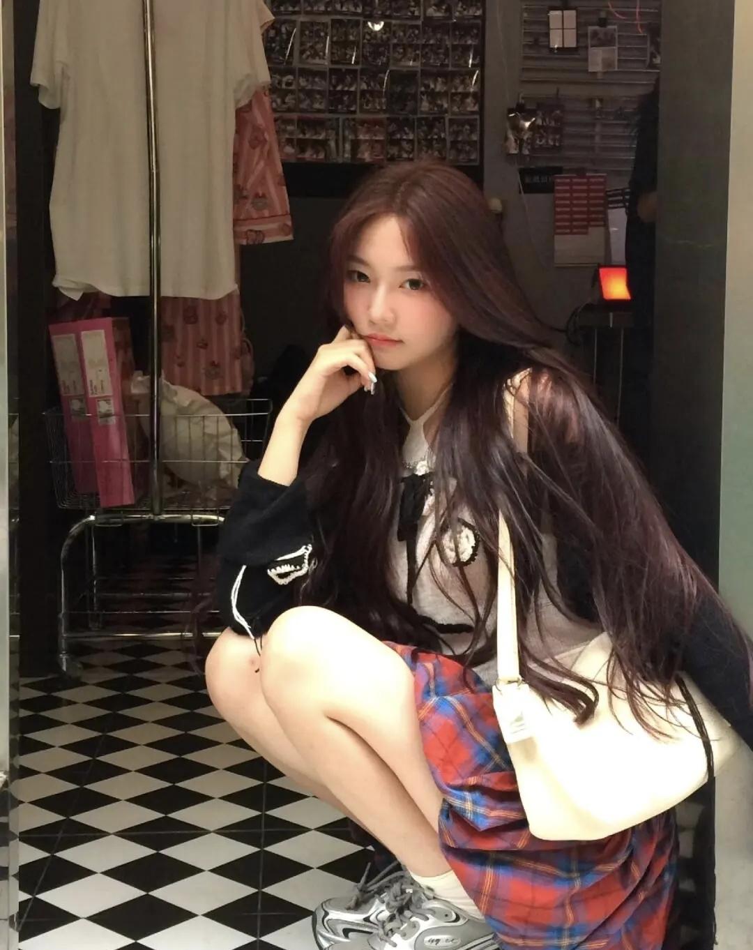 闯进堆满童趣的宝藏小店，格纹裙配甜酷穿搭，在琳琅满目的玩偶和小物件里，把快乐藏进