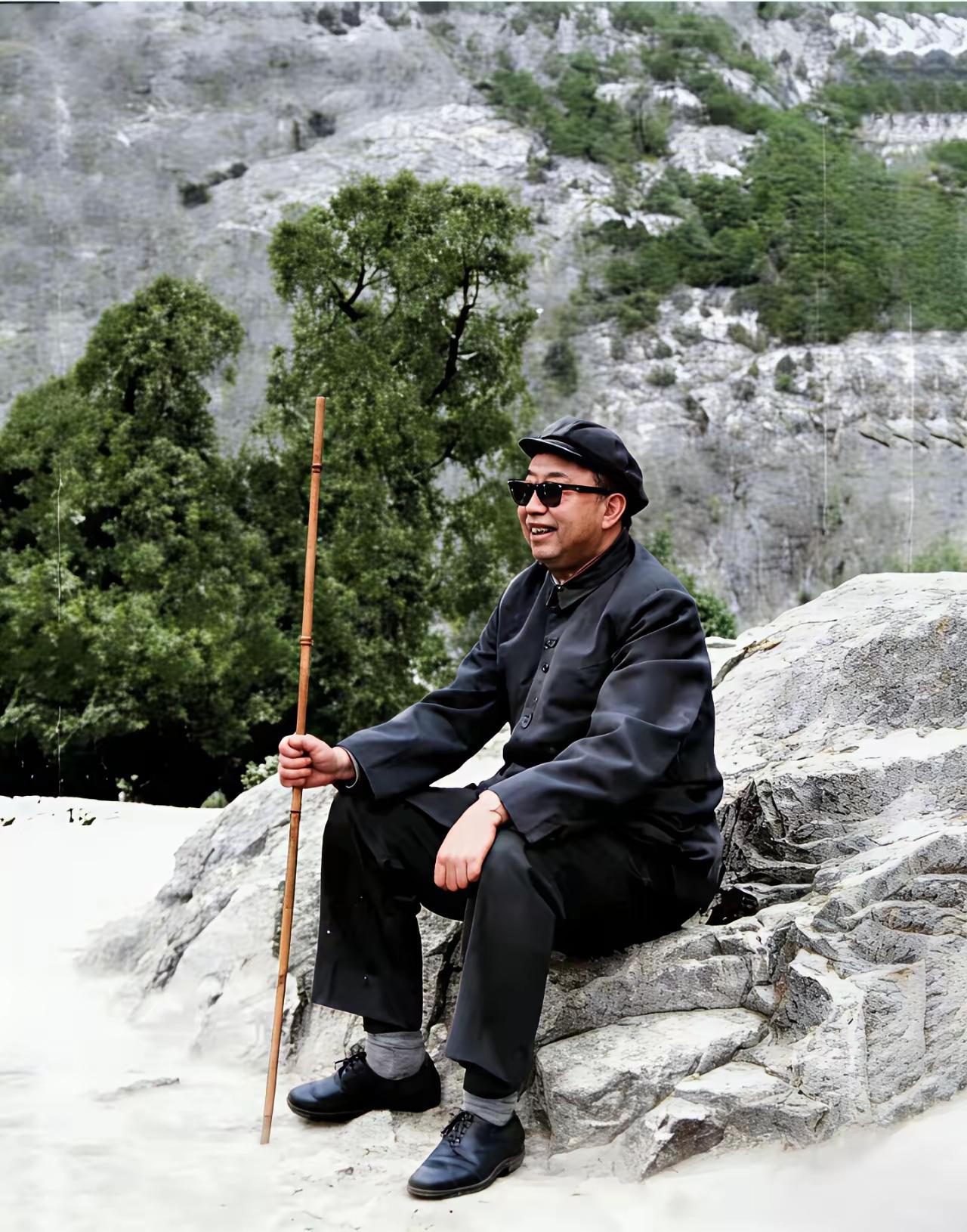 这是1981年秋天，华国锋辞去了领导职务，他就像一位普通的老人，拄着一根竹拐杖去
