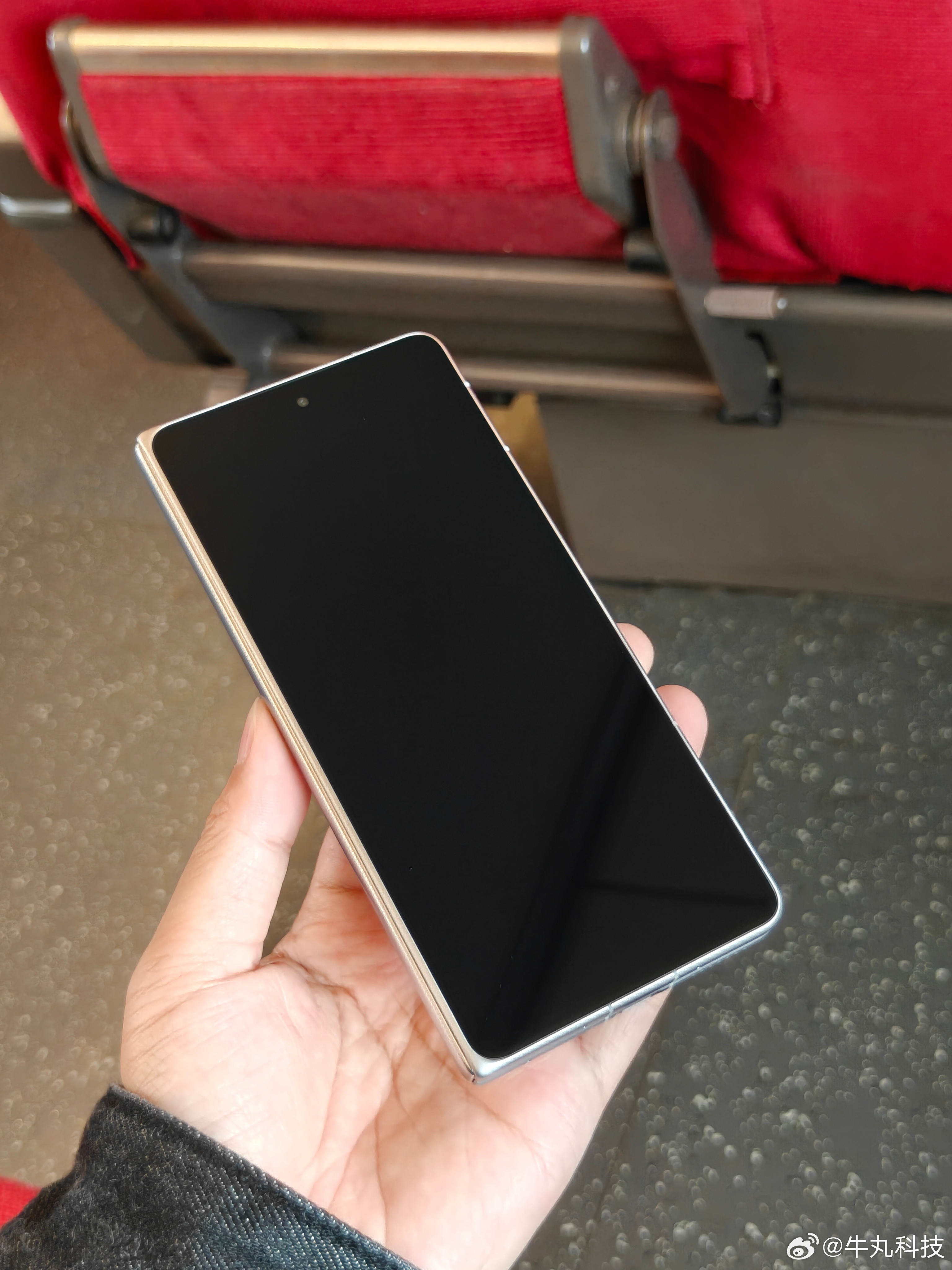 不吹牛逼，荣耀MagicV6的这块全新黑钻屏是真的很强，够黑够透够硬！耀子直接