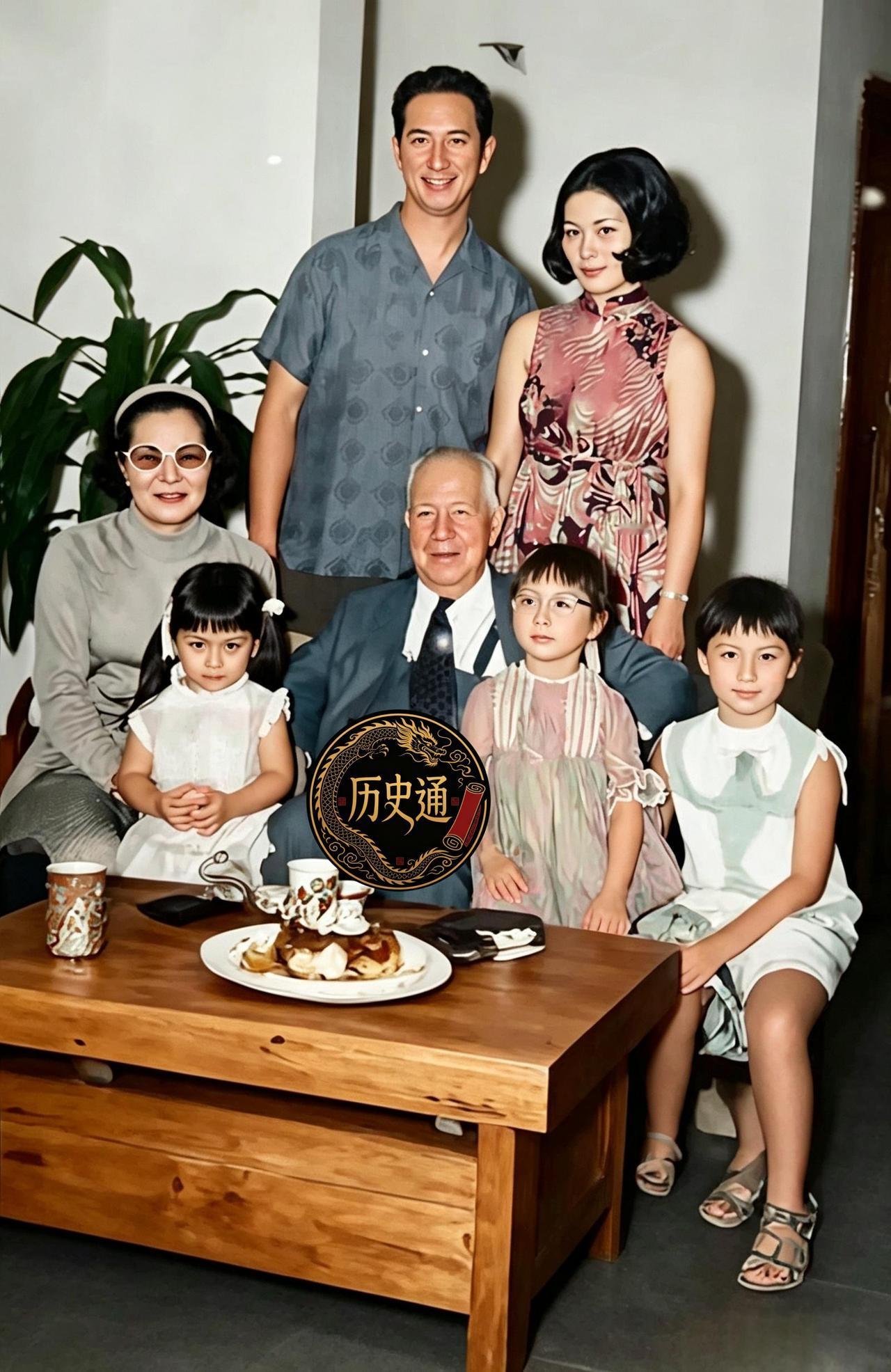 这是何鸿粲与二姨太蓝琼缨带着他们的三个女儿前来看望父母。何鸿粲与蓝琼缨相差二十二