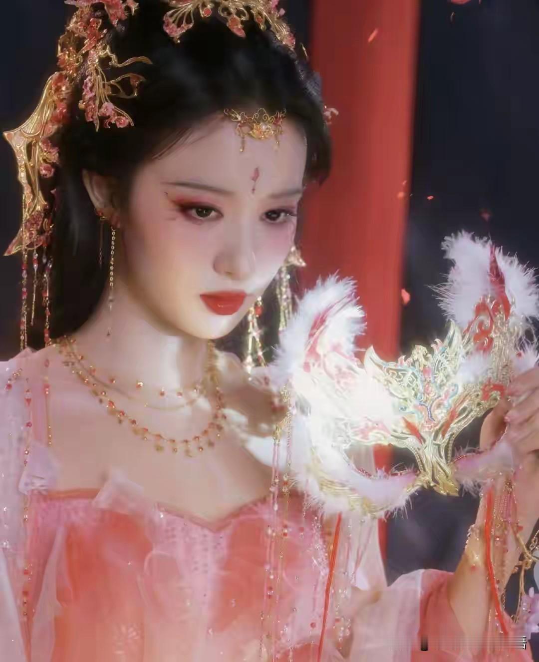 这几天在追剧《成何体统》，王楚然的庾晚音美到词穷，和丞磊在一起就是暴君和妖妃。