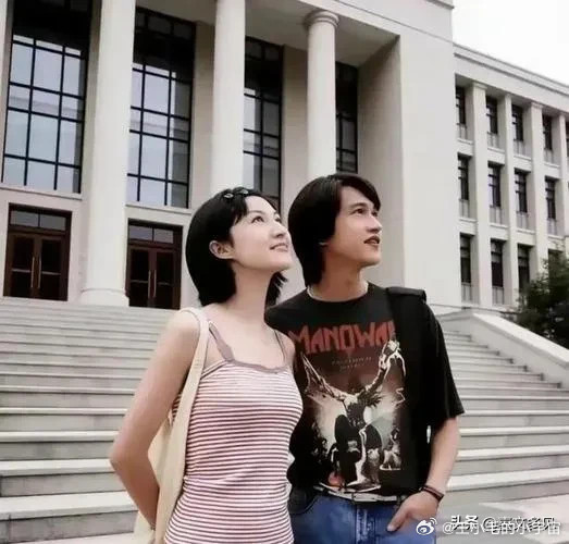 1996年，恋爱中的陆毅和鲍蕾，他俩看起来都很普通。陆毅和鲍蕾是上海戏剧学院的同