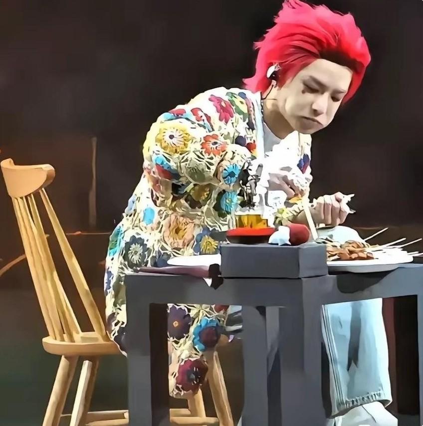 如今的演唱会都成这般模样了？听闻在华晨宇的演唱会上，他竟在台上喝啤酒、吃烤串。起