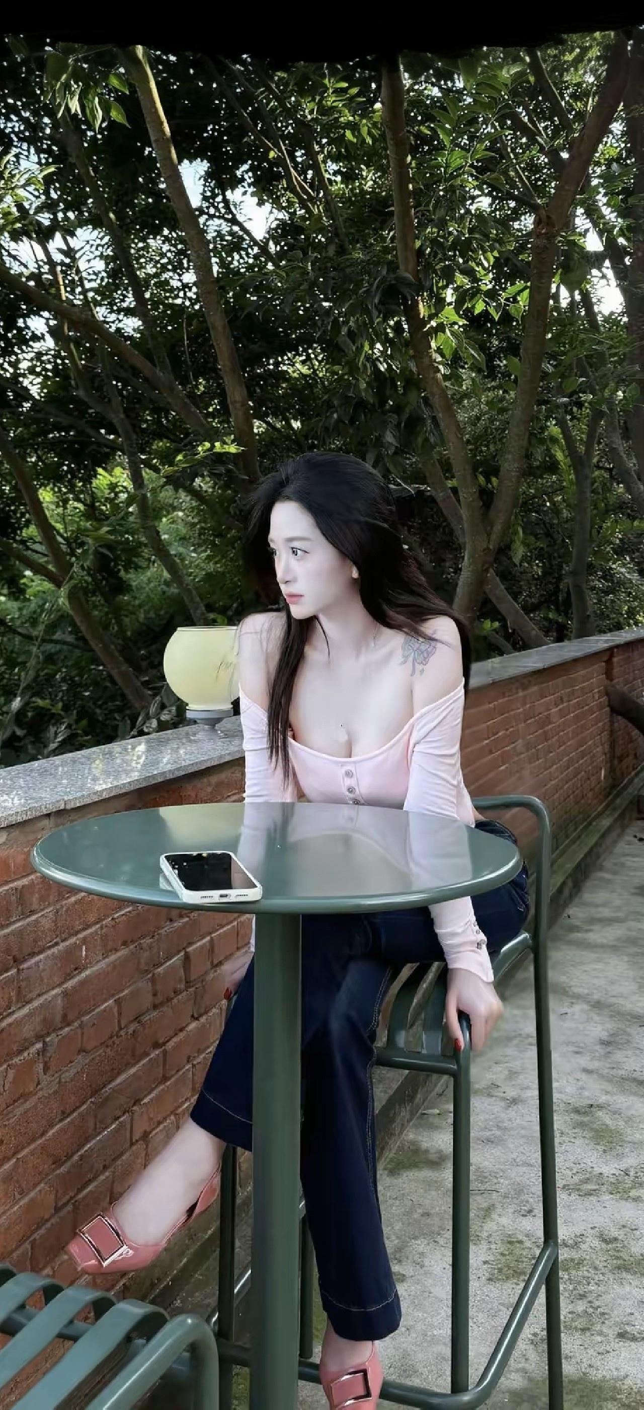 绿树阴中坐，清风拂面来。