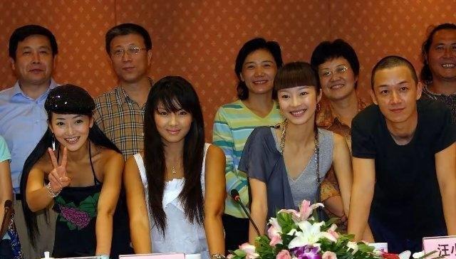 19年前的刘涛，远不如旁边那两位美女。但今天的刘涛，却成为人妻的代言人，红得发