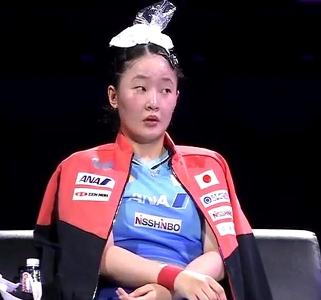 横滨冠军赛这场球，打着打着就有点变味了。桥本帆乃香为了救一个球，身子直接拉成了