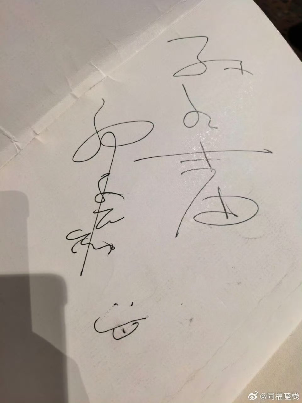 刘宇宁又在飞机上撞头了刘宇宁飞机上又撞到头了！哈哈哈哈哈好大一声，哥你疼不疼！