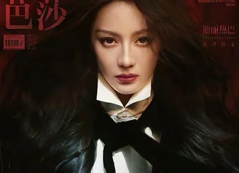 2025年8月21日，《时尚芭莎》正式公布金九刊封面，迪丽热巴以双年度连冠之姿载