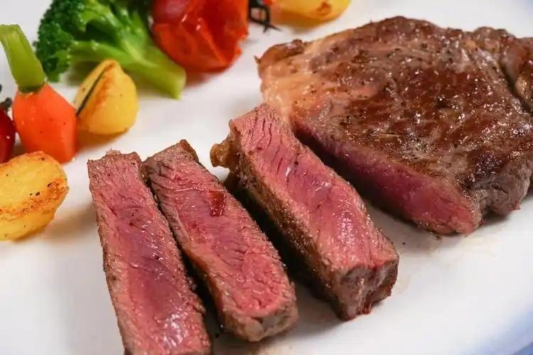 花200块吃的那块牛排，刚被6块钱的鸡胸肉按在地上摩擦完。同样叫肉，有的吃一
