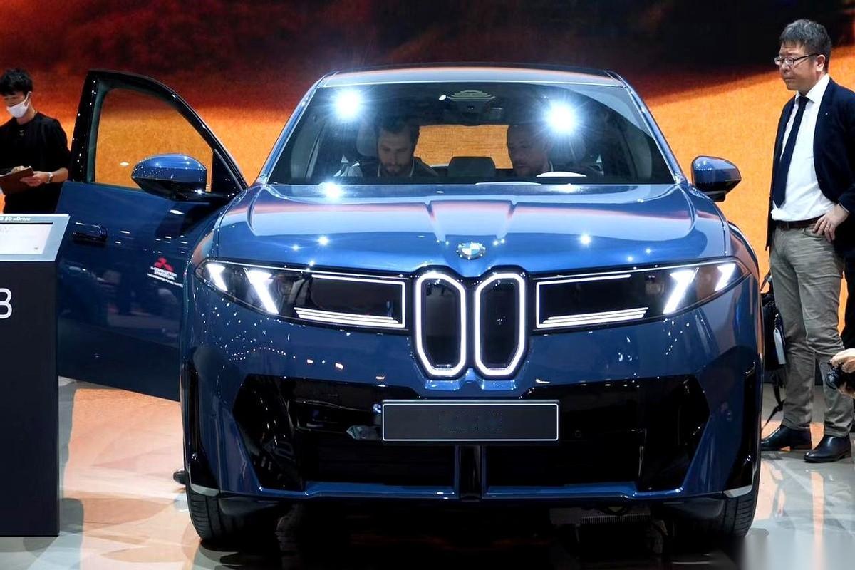 我天，宝马这是彻底想明白了？还是设计师彻底放飞自我了？就冲这个会发光的“大鼻孔