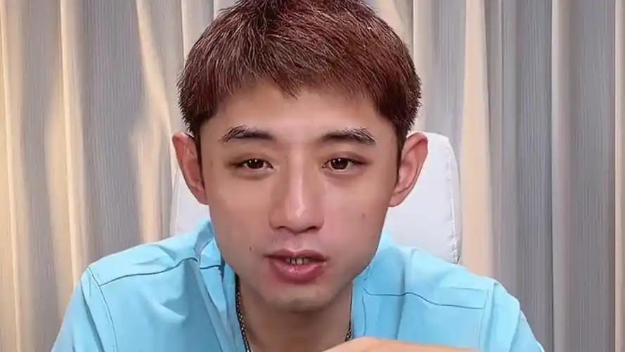 张继科在直播间又“点炮”了，有人问他心目中男乒四大顶尖高手是谁，他张口就报了