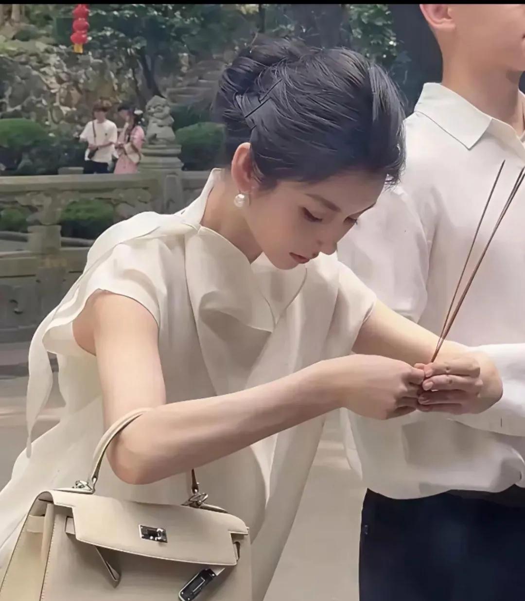 一个包都几十万了。这么有钱，还这么漂亮