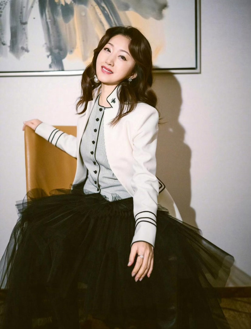 杨钰莹只是换了个卷发造型，气质大变，差点认不出来了！