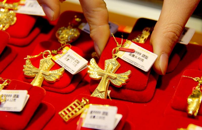 1月31日黄金市场可太热闹了。前一天，纽约商品交易所4月黄金期价一度跌破每盎司4