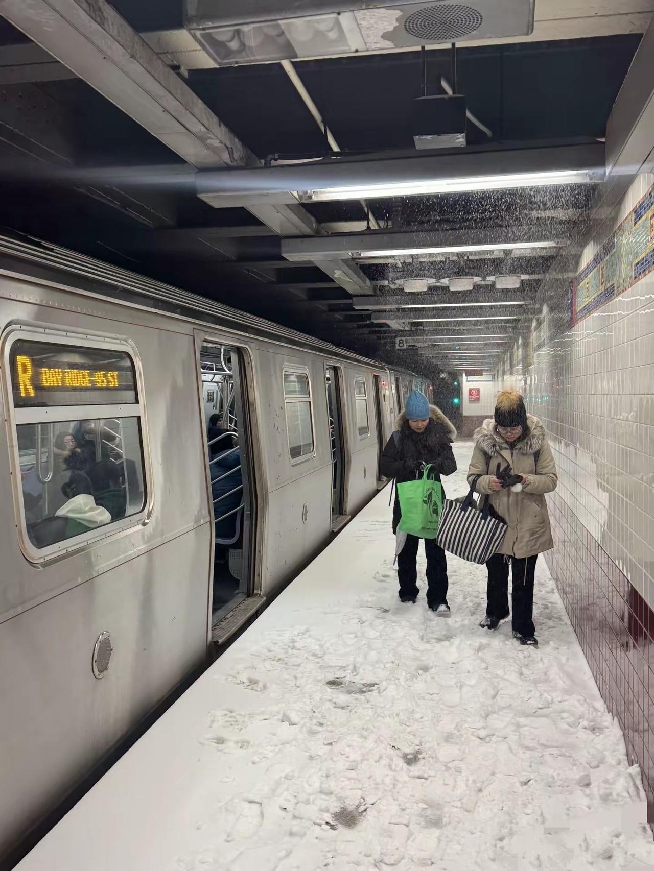 美吹：人家发达国家的地铁能堆雪人，你们的能吗？ 这个还真比不了，不但风能进、