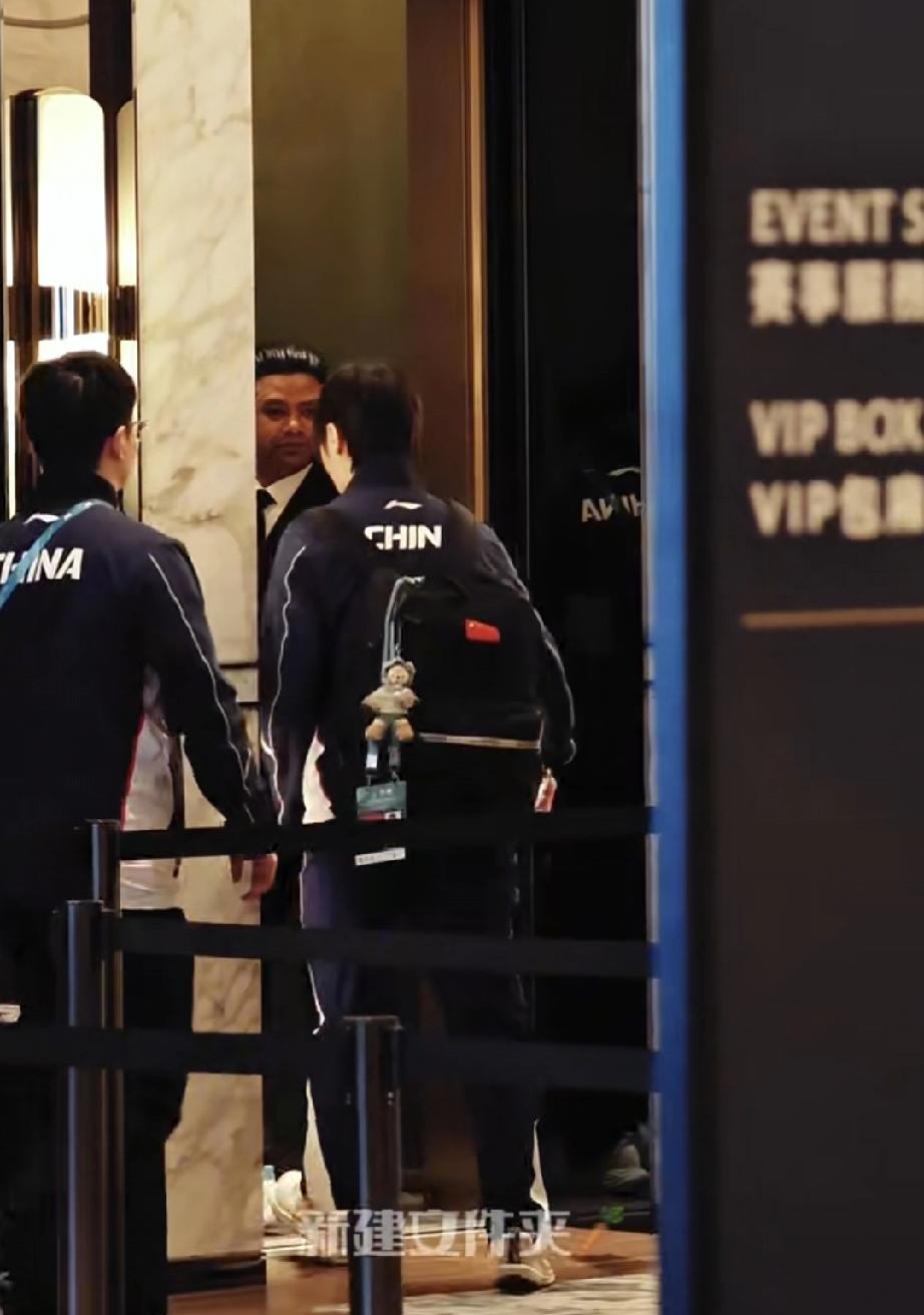 结束今日中午澳门世界杯女单半决赛，战胜韩国选手申裕斌后回到酒店的王曼昱。徐奕与