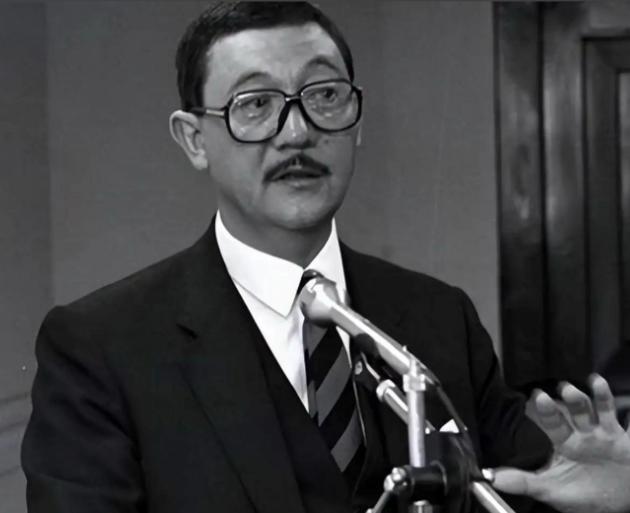 1979年，蒋经国的次子蒋孝武，冲到机场，用枪顶在国安局局长的肚子，激动地说：“