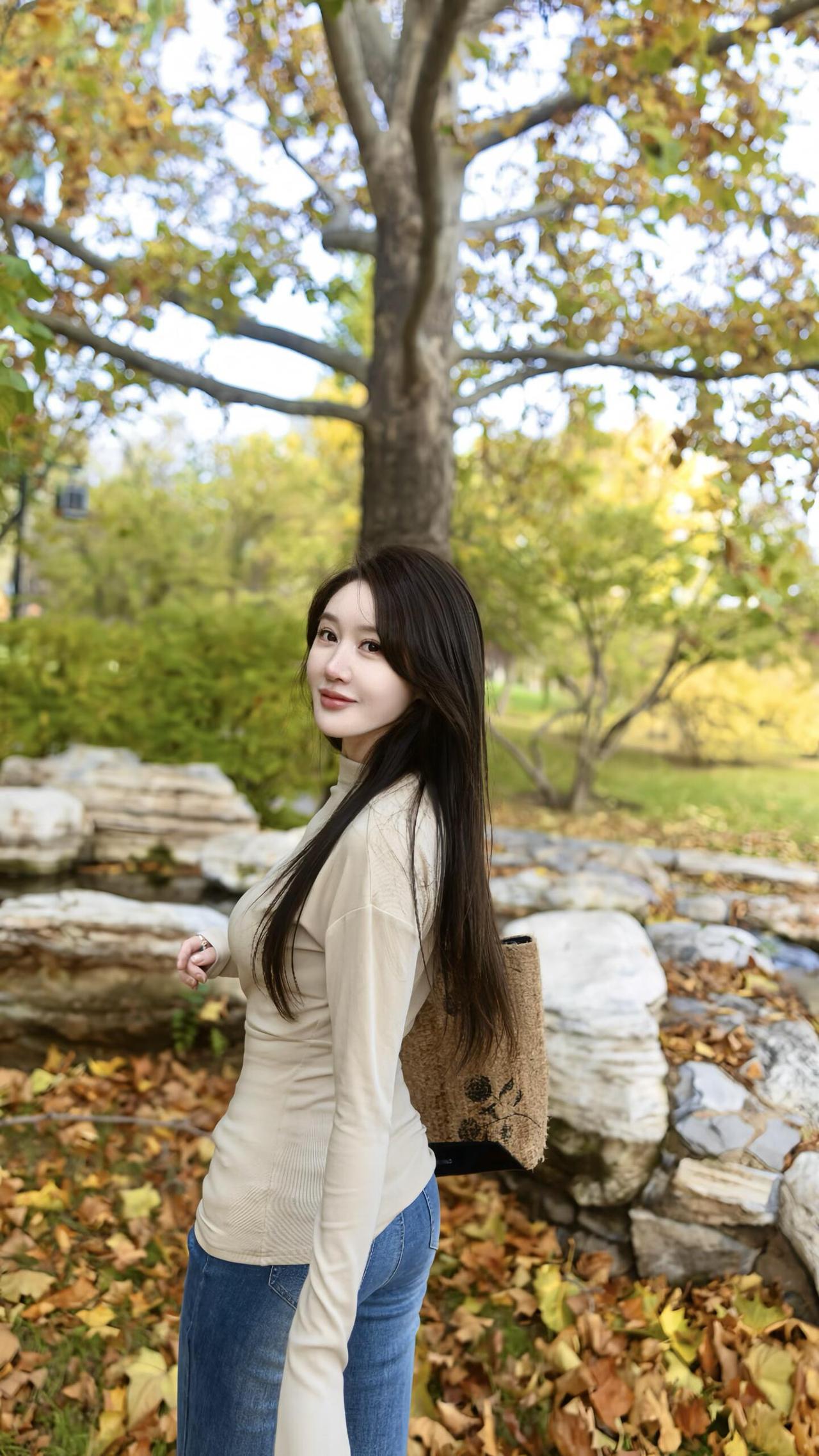 秋意漫行米白针织的软，裹住秋阳的暖牛仔蓝掠过青石，踩碎满地金黄她拾起一