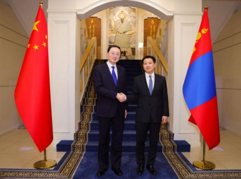 最近中蒙之间有件互动挺值得琢磨。咱们的外交部副部长前阵子去了一趟蒙古国，不仅受到