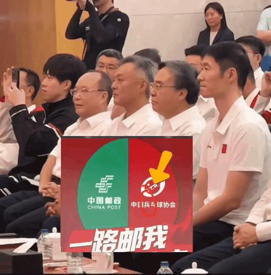 王楚钦笑成这样，拿着手机在拍照，看着他一边拍照颧骨都升天了，总感觉他是在拍那个"