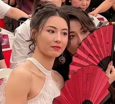 有谁知道张柏芝旁边的女人是谁？有比较才有伤害……论美女，眉眼间都是舒适流畅的