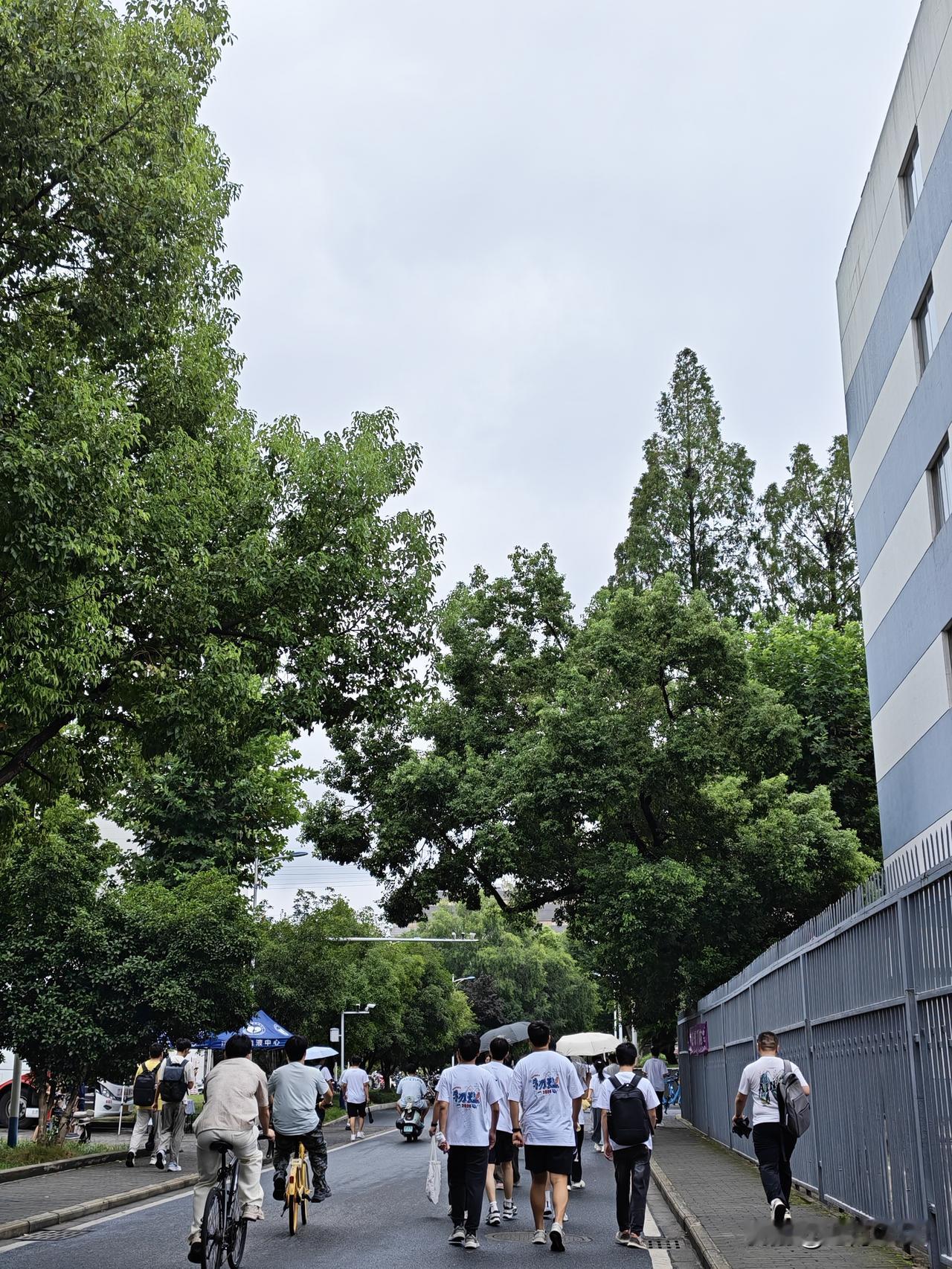 2026年的研究生迎新工作终于结束了，今年的研究生录取人数4300人，毫无意外的