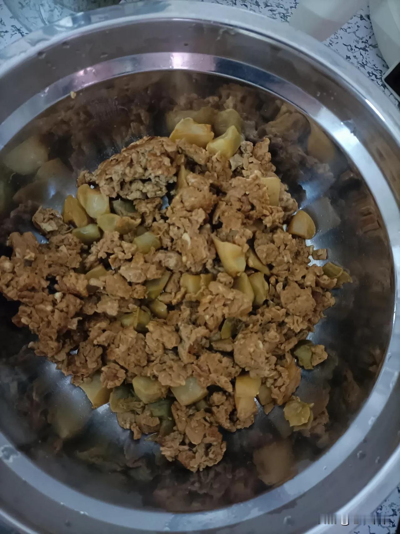 今天周末，一大早就下了很大的雨。午餐我不知道吃啥，本来想着点个外卖算了，可点