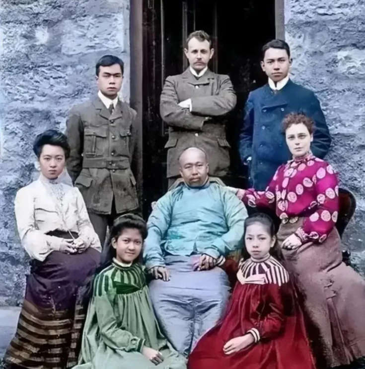 1927年，康有为奄奄一息，临终前，他拥着年仅22岁、娇艳欲滴的六姨太阿翠，低声