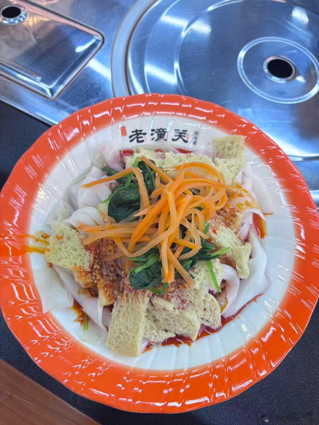 《红油凉皮的红》图一:去了一趟陕西,对陕西菜有点上头,在上海看到一家“老潼关”,