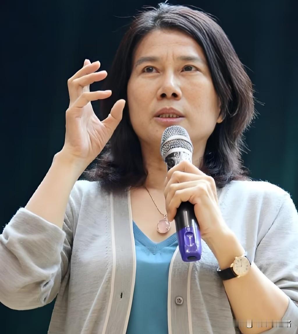 董明珠是真懂普通人！她直言就得让有钱人多缴税，自己年薪500万扣45%个税还