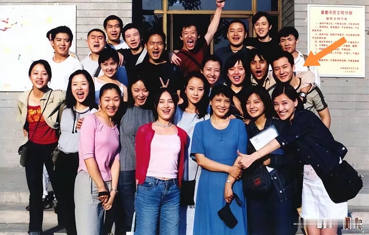 年轻时候黄晓明酷帅酷帅的，已经和班上同学不像是同一个圈层了。