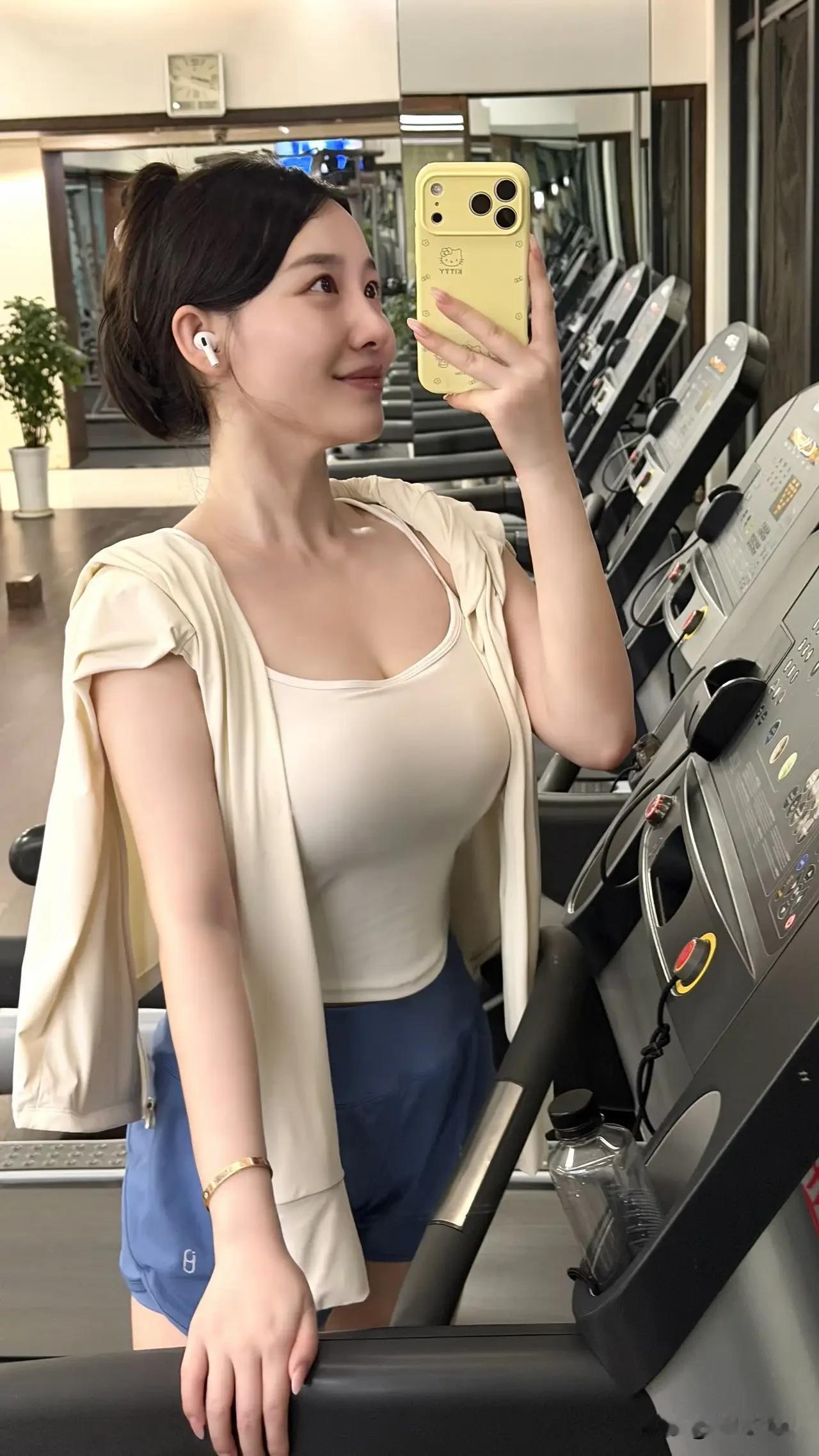 性感美女的日常穿搭