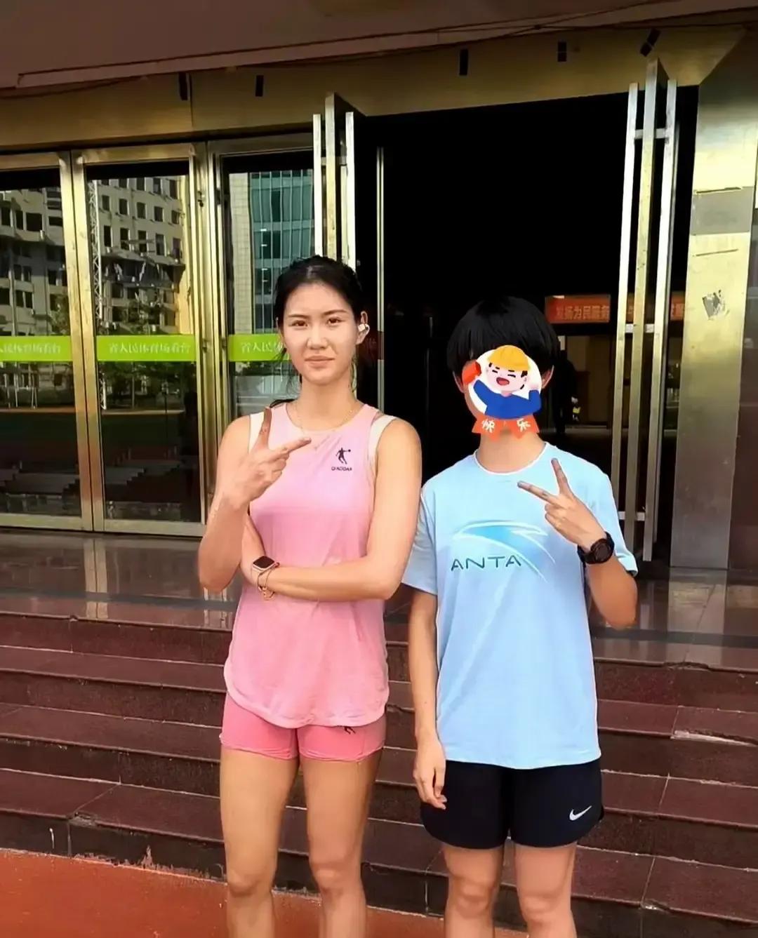 夏思凝在全运会栏架前摔了成绩，却靠一张没滤镜的侧脸杀疯热搜。那天她坐在跑道边，