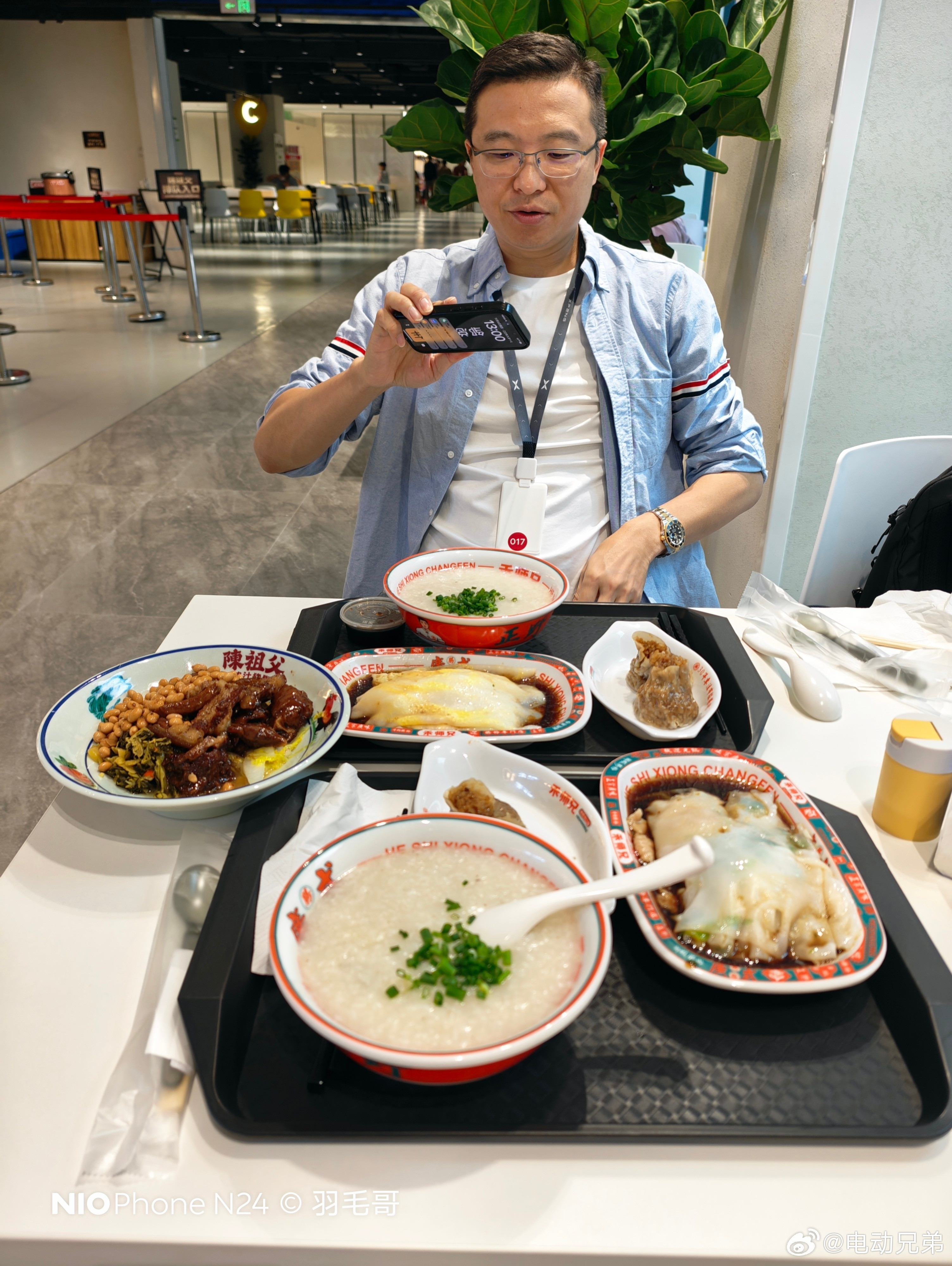 今天的小鹏总部工作餐刷工卡消费60元，这菜价可以啊[滑稽笑]电动兄弟小鹏x9超级增