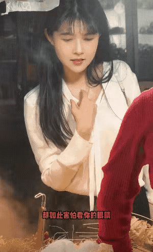 路边摊买东西的偶遇。确认过眼神,有没有心动的感觉?分享一张你见过最唯美的一张照