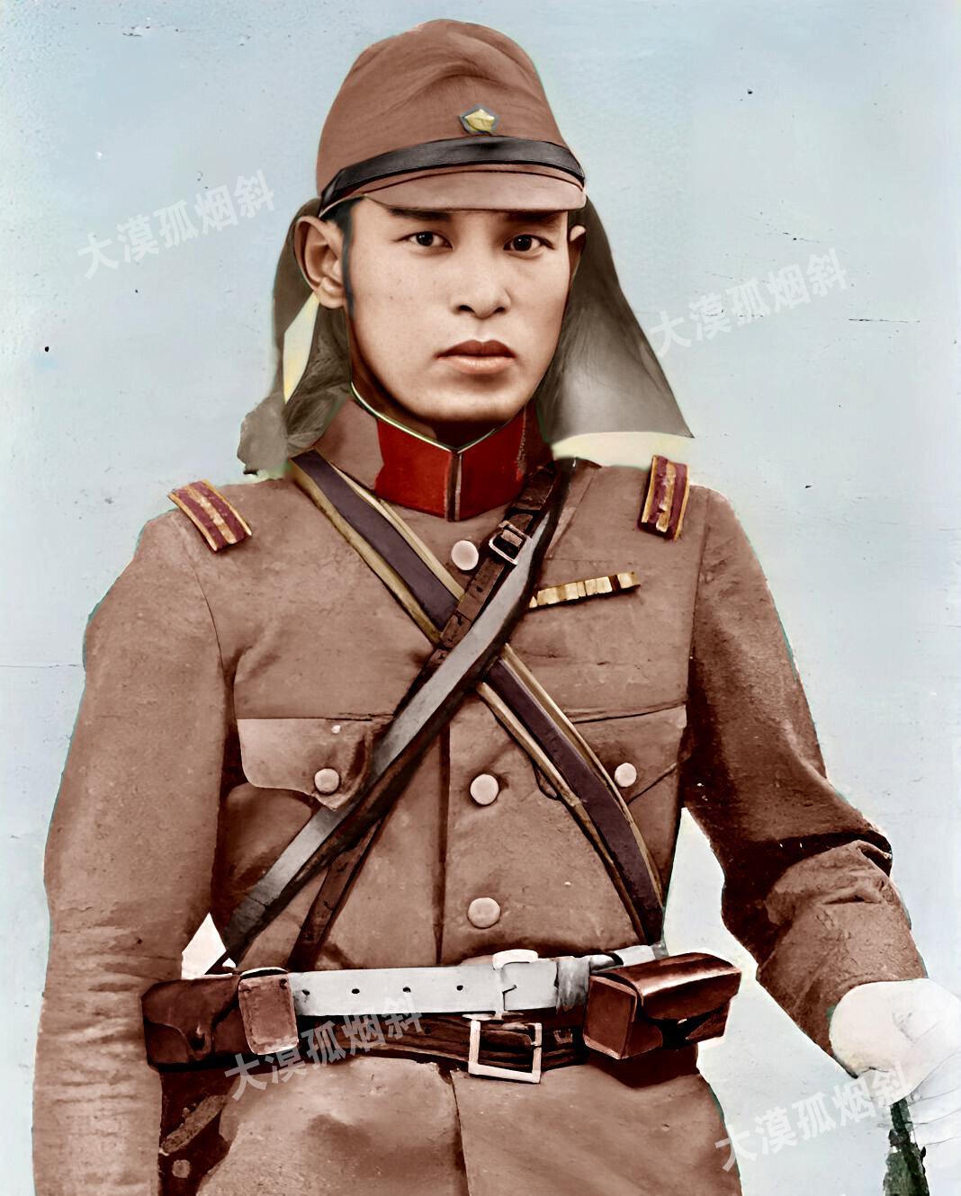 日军从西门进入阳高县城后，顿时傻眼了，200多个百姓，举着膏药旗，端着热茶，热烈