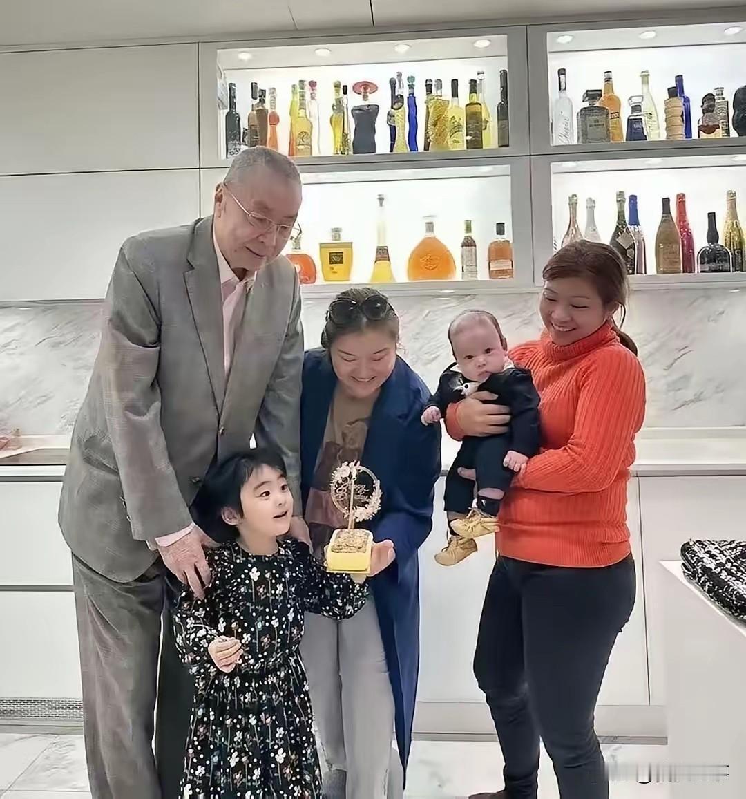 刘诗昆美国家中全家福，耄耋钢琴家的晚年日常。镜头下，已是高龄的刘诗昆身着剪裁得体