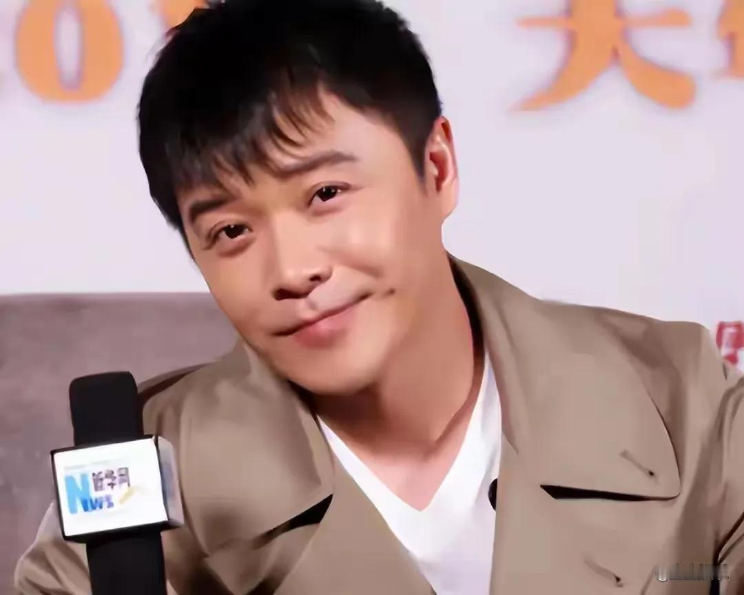 陈思诚47岁生日之际，与年轻女友阮巨的同框照引发热议。这位曾与佟丽娅离婚的导演，