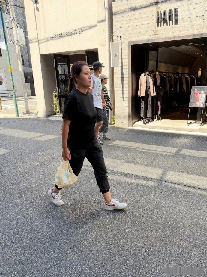 偶遇李嘉格与男友牵手逛街网友分9月享李嘉格与男友大阪约会照！牵手漫步街头恩爱十