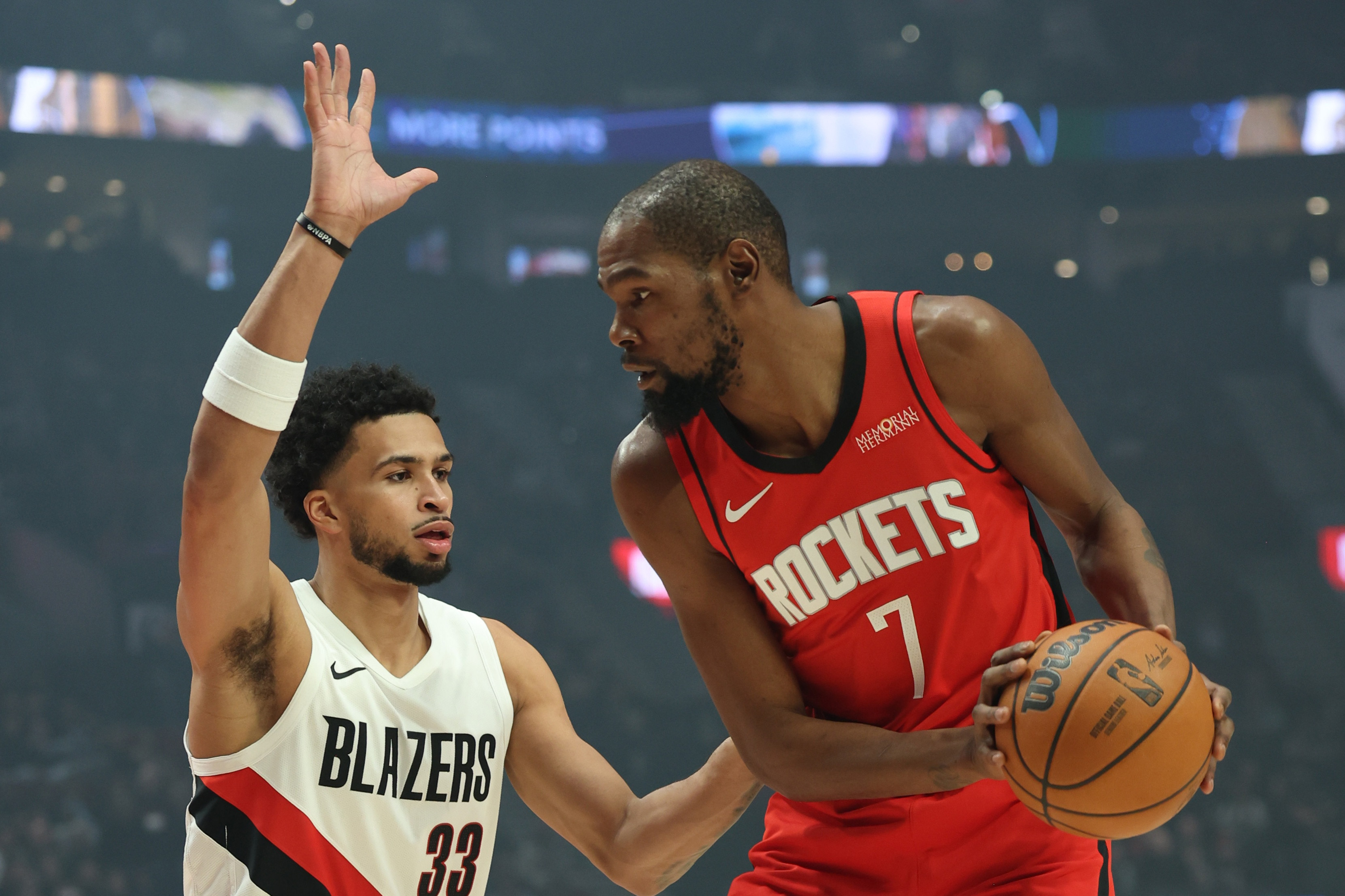 NBA方面公布了上周的最佳球员。湖人队的核心后卫东契奇，以及猛龙队的后卫奎克利，