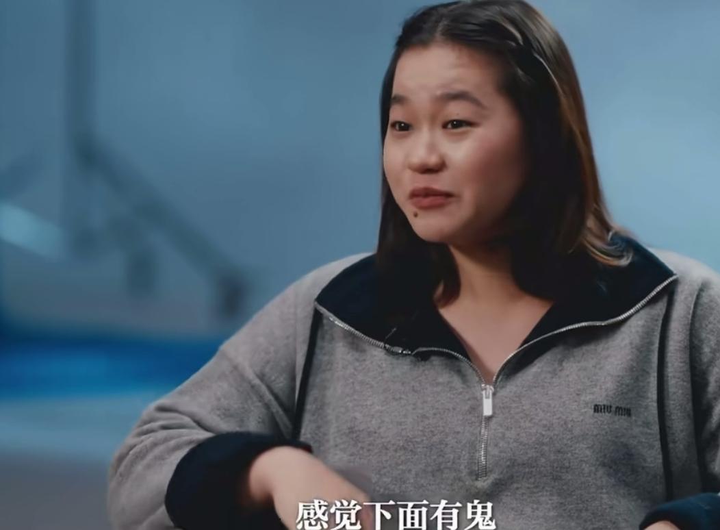 快被全红婵笑死了。接受采访她是完全不按套路来。主持人问他，从10米高台跳下来，