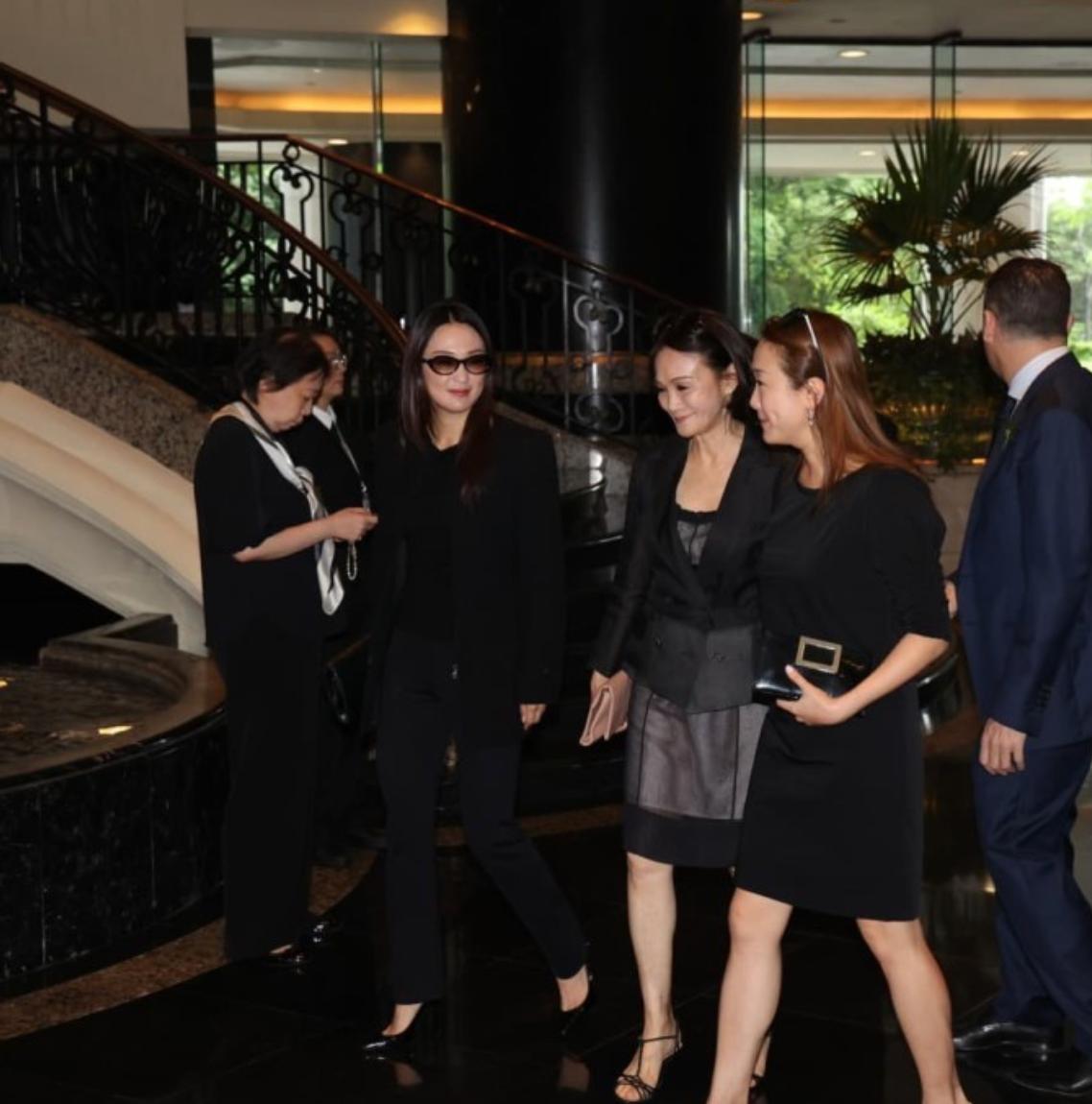 在何超蕸的追思会上，来了很多香港政商界的名人，还包括一些久未露脸的名人，他们也低