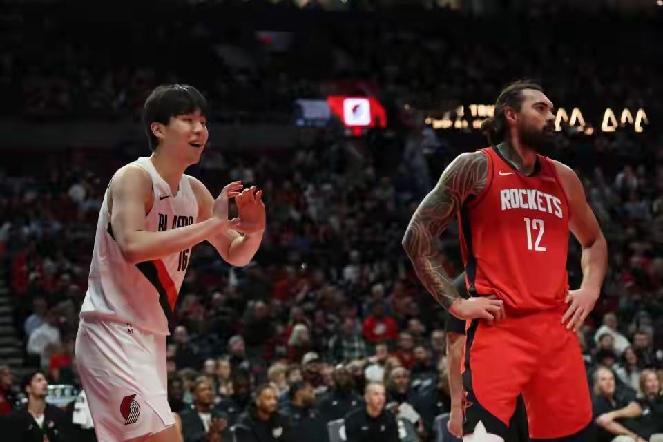 杨瀚森的春天来了！同火箭队的两场比赛，斯普利特安排杨瀚森对位海王亚当斯，亚当斯那