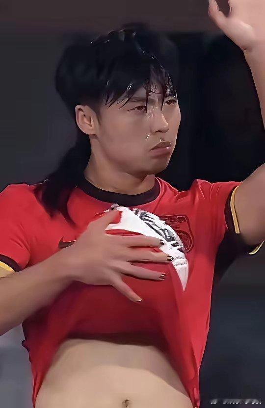 国足球员身上纹身我忍了，我觉得你是要弄出那种狠狠的效果；国足球员有大肚腩我忍了，