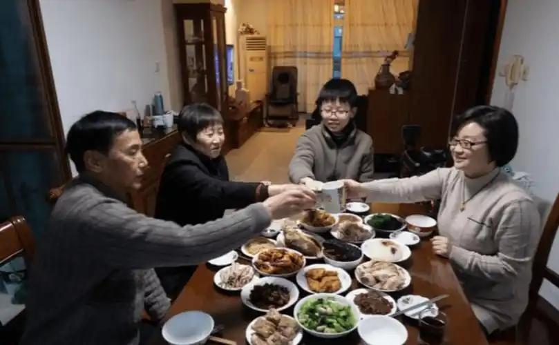 搬进城里住了以后，我才慢慢明白：很多城里人不爱把客人往家里请，不是心冷了，也不是